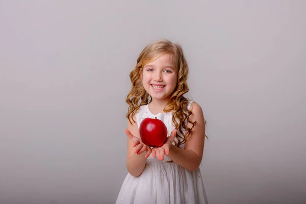 Menina Com Maçã Posando Fundo Cinza — Fotografia de Stock