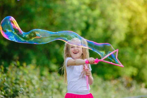 Dívka Fouká Mýdlové Bubliny Parku Létě — Stock fotografie