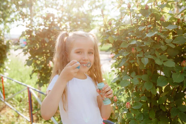 Девушка Летом Надувает Мыльные Пузыри Парке — стоковое фото