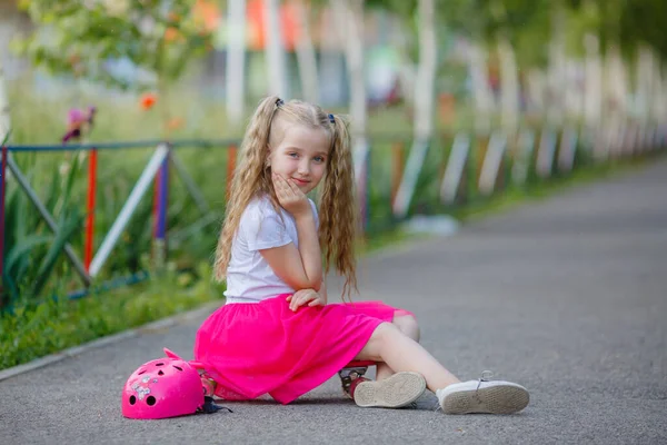 Skater Menina Jogar Livre Rua — Fotografia de Stock