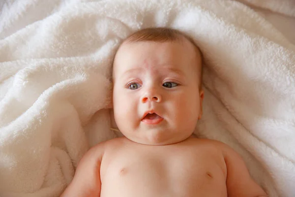 Niño Acostado Cama Dormitorio — Foto de Stock