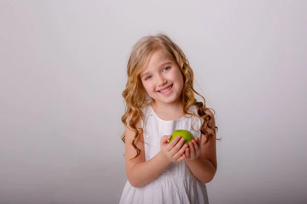 Menina Com Maçã Posando Fundo Cinza — Fotografia de Stock