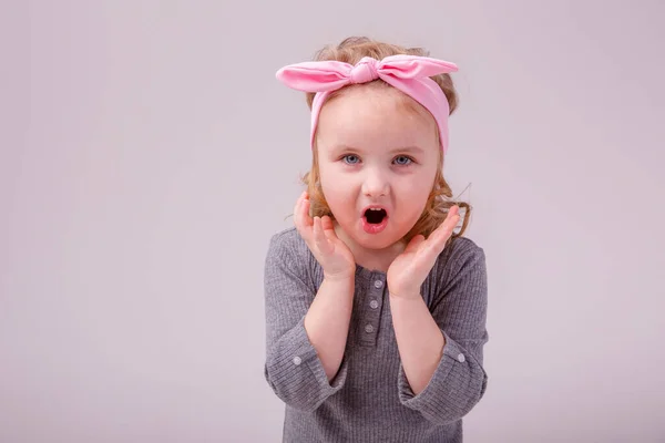 Κοριτσάκι Ξανθιά Δείχνει Διαφορετικά Συναισθήματα Έκπληξη Χαρά Ένα Γκρι Φόντο — Φωτογραφία Αρχείου