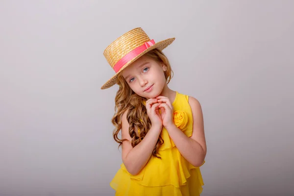 Retrato Menina Adorável Vestindo Vestido Amarelo Chapéu Palha — Fotografia de Stock