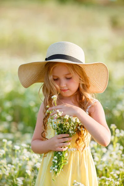 Menina Bonita Com Chapéu Palha Posando Campo — Fotografia de Stock