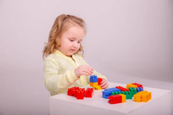 Pequena Menina Loira Bonito Jogando Construtor Fundo Branco Conceito Educação — Fotografia de Stock