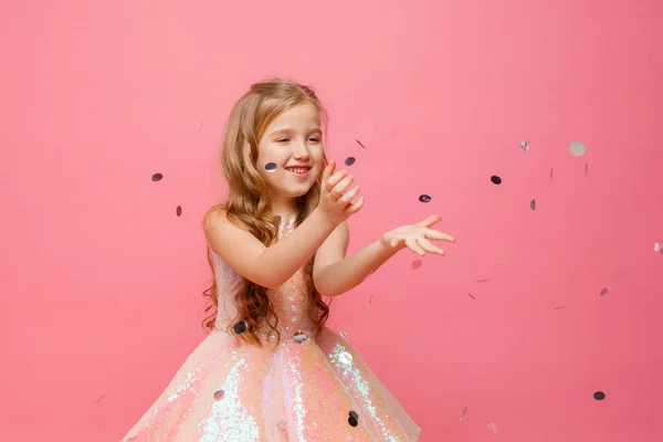 Feliz Menina Pega Confete Fundo Rosa Conceito Férias — Fotografia de Stock