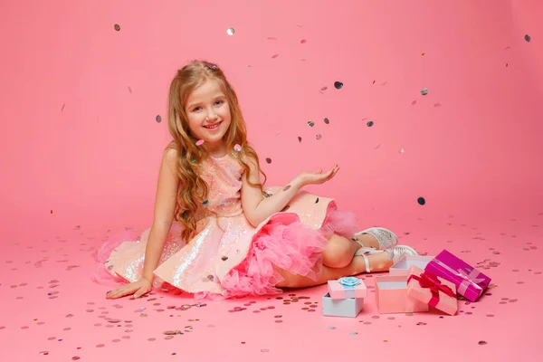 Menina Feliz Posando Fundo Rosa Conceito Feriado — Fotografia de Stock