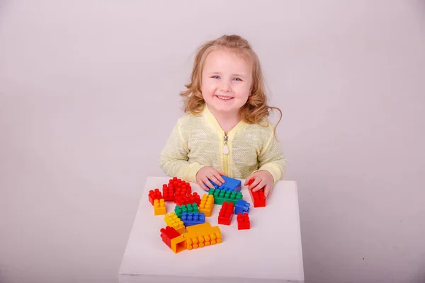 Pequena Menina Loira Bonito Jogando Construtor Fundo Branco Conceito Educação — Fotografia de Stock