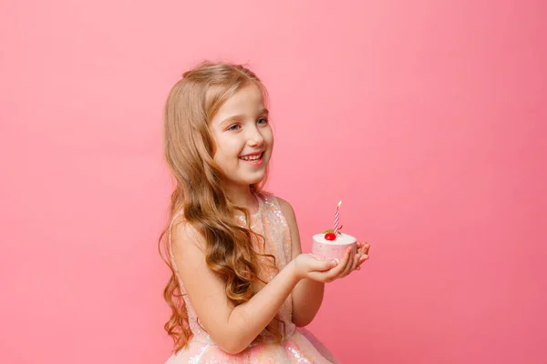 Linda Niña Posando Sobre Fondo Rosa Con Cupcake Cumpleaños — Foto de Stock