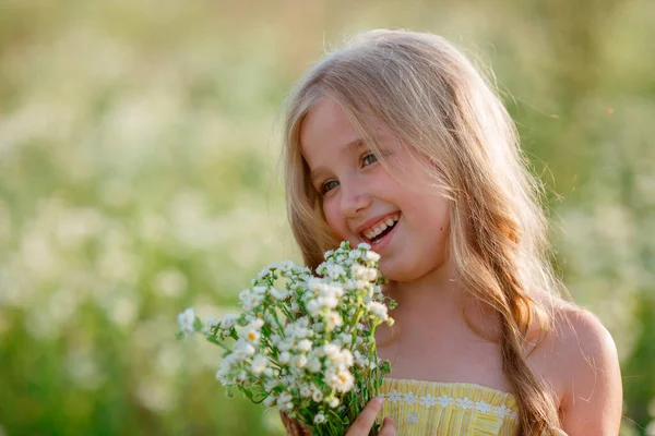 可愛い女の子が畑に花を集めてる — ストック写真