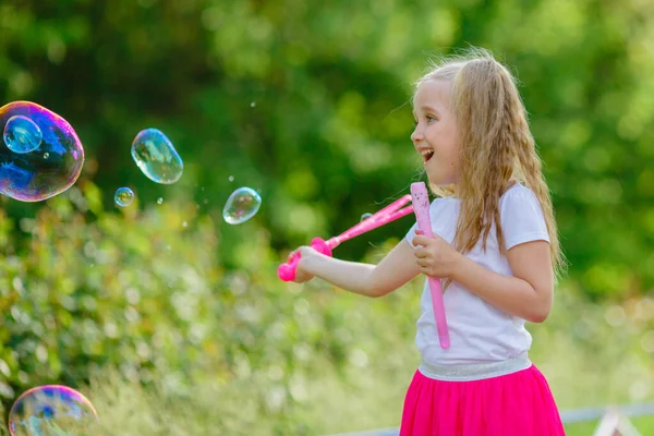 Una Chica Sopla Burbujas Jabón Parque Verano — Foto de Stock