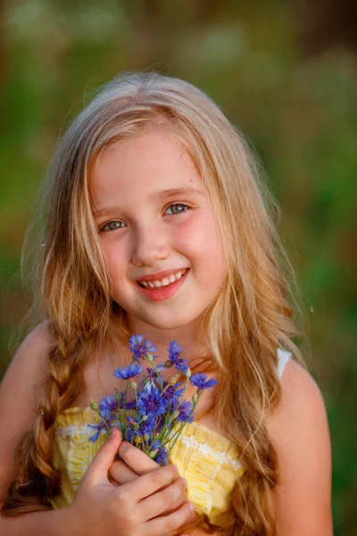 Cute Little Girl Grass Posing Wildflowers — Foto de Stock