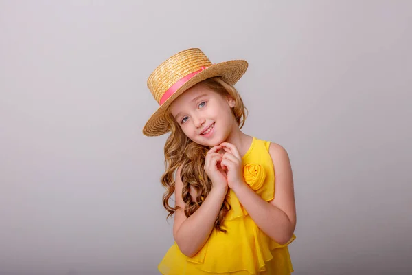 Retrato Menina Adorável Vestindo Vestido Amarelo Chapéu Palha — Fotografia de Stock