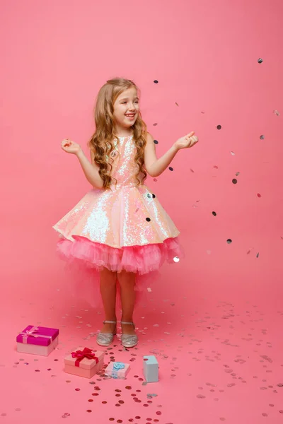 Feliz Niña Captura Confeti Sobre Fondo Rosa Concepto Vacaciones — Foto de Stock