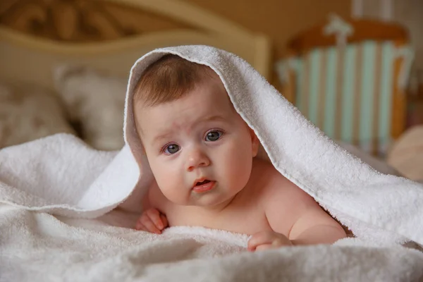 Niño Acostado Cama Dormitorio —  Fotos de Stock