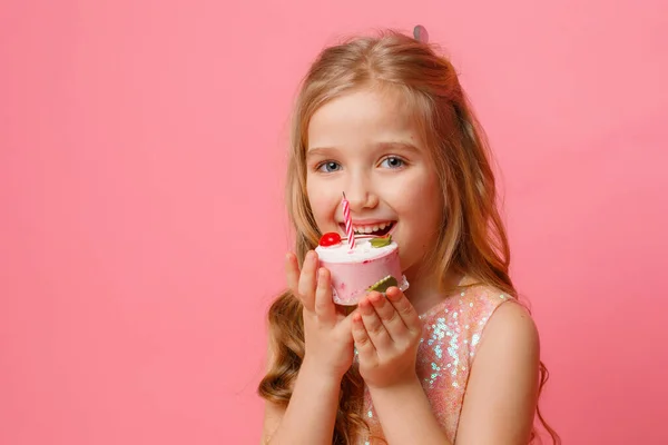 Carino Bambina Posa Contro Rosa Sfondo Con Compleanno Cupcake — Foto Stock