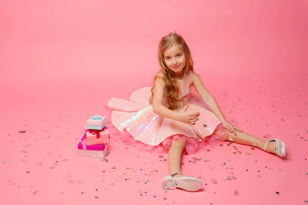 Menina Feliz Posando Fundo Rosa Conceito Feriado — Fotografia de Stock