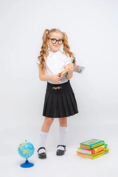 Ein Kleines Mädchen Schuluniform Und Brille Mit Buch — Stockfoto