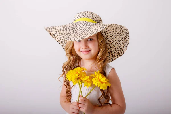 Una Niña Rubia Con Sombrero Paja Con Ramo Flores Amarillas —  Fotos de Stock