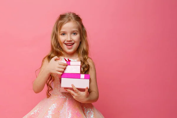 Una Niña Pequeña Sosteniendo Regalo Sus Manos Sonríe Sobre Fondo — Foto de Stock