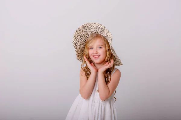 Retrato Una Niña Rubia Con Sombrero Paja Sobre Fondo Blanco — Foto de Stock