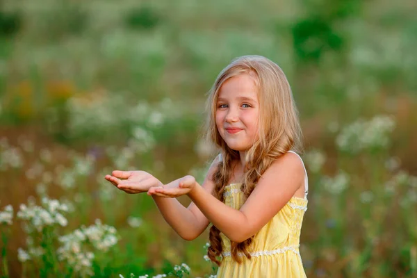 Маленька Дівчинка Зеленій Сукні Букетом Квітів — стокове фото