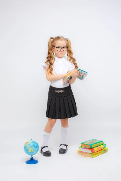 Una Bambina Uniforme Scolastica Bicchieri Possesso Libro — Foto Stock