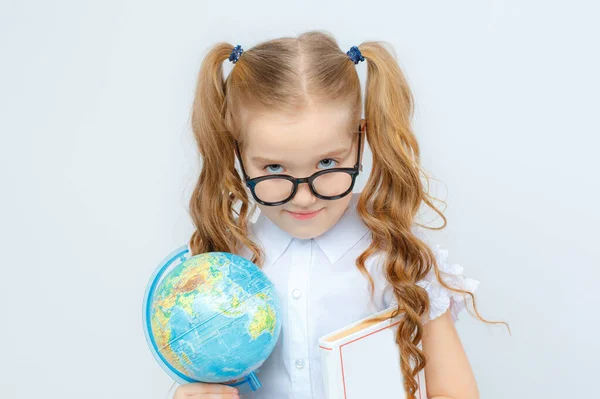 Una Bambina Uniforme Scolastica Occhiali Tiene Globo Tra Mani Uno — Foto Stock