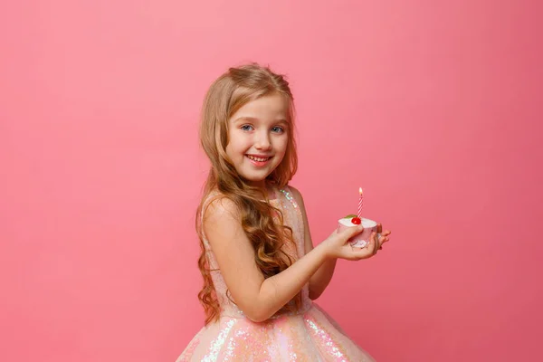 Bonito Menina Posando Contra Fundo Rosa Com Aniversário Cupcake — Fotografia de Stock