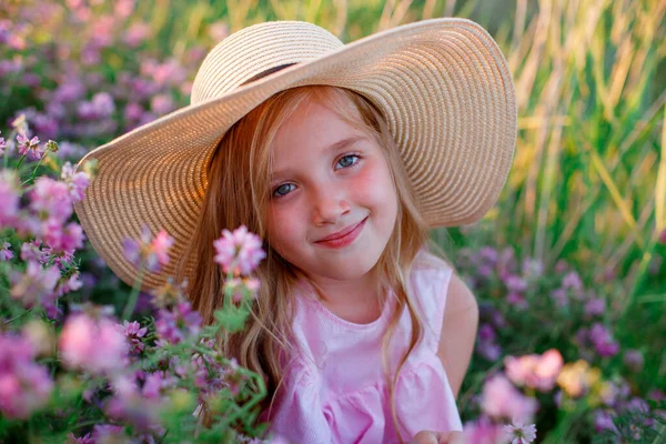 Dziewczynka Kapeluszu Słomkowej Sukience Bukietem Kwiatów — Zdjęcie stockowe