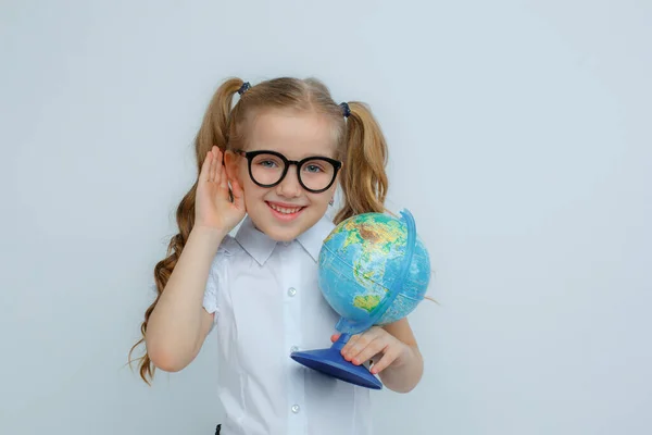 Una Bambina Uniforme Scolastica Occhiali Origliare Tiene Globo Tra Mani — Foto Stock