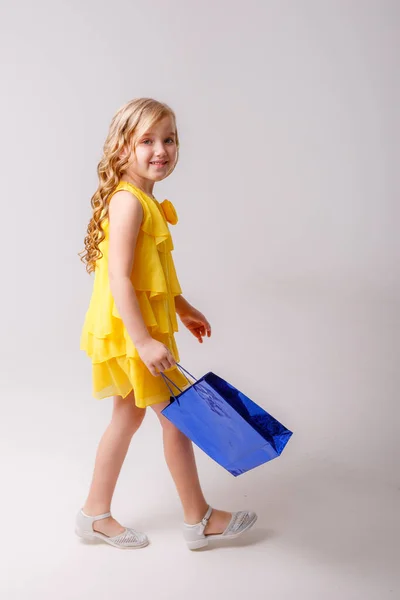 Petite Fille Portant Une Robe Jaune Tenant Sac Provisions Posant — Photo