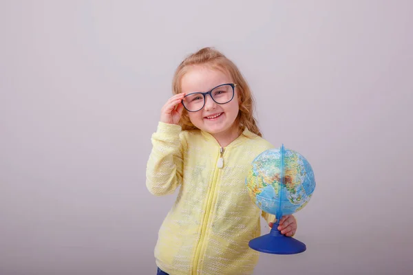 Pequena Estudante Loira Óculos Com Globo Mão Mostra Emoções Felicidade — Fotografia de Stock