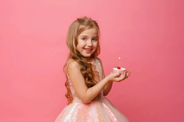 Bonito Menina Posando Contra Fundo Rosa Com Aniversário Cupcake — Fotografia de Stock