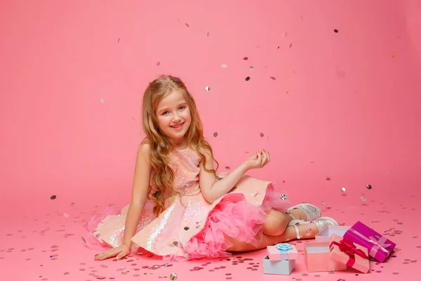 Menina Feliz Posando Fundo Rosa Conceito Feriado — Fotografia de Stock