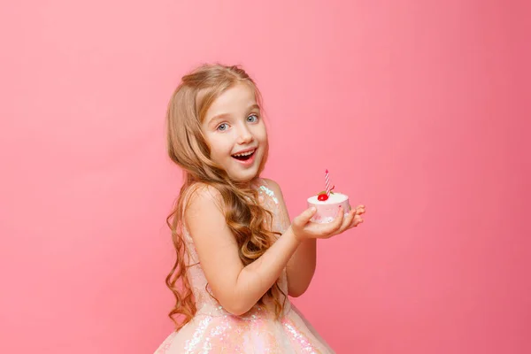 Carino Bambina Posa Contro Rosa Sfondo Con Compleanno Cupcake — Foto Stock