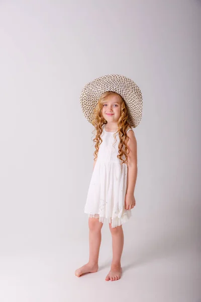 Beyaz Arka Planda Hasır Şapkalı Küçük Sarışın Bir Kızın Portresi — Stok fotoğraf