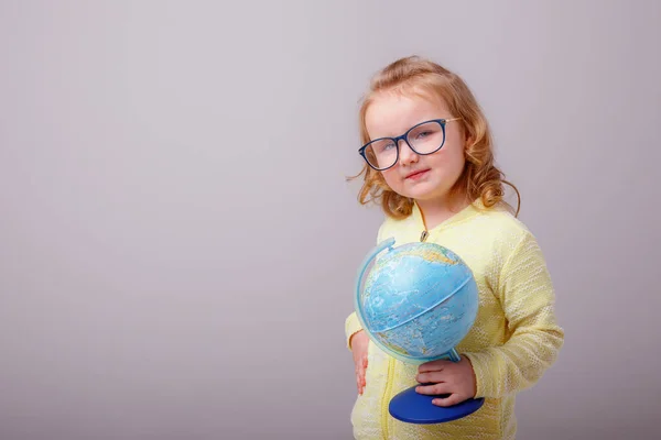 Mała Uczennica Blondynka Okularach Kulą Ręku Pokazuje Emocje Szczęście Niespodzianka — Zdjęcie stockowe