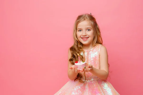 Carino Bambina Posa Contro Rosa Sfondo Con Compleanno Cupcake — Foto Stock