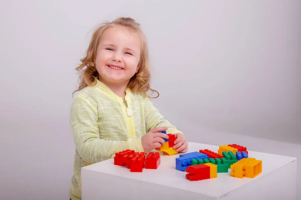 Pequena Menina Loira Bonito Jogando Construtor Fundo Branco Conceito Educação — Fotografia de Stock