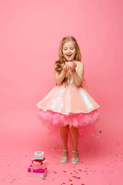 Linda Niña Posando Sobre Fondo Rosa Con Cupcake Cumpleaños — Foto de Stock