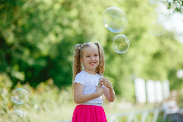 Een Meisje Blaast Zeepbellen Het Park Zomer — Stockfoto