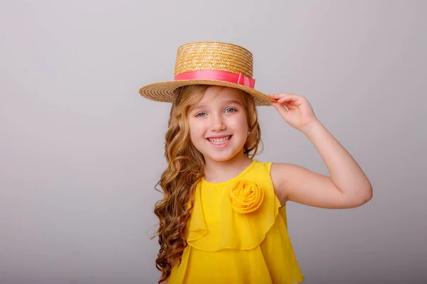 Portrait Fille Adorable Portant Robe Jaune Chapeau Paille — Photo