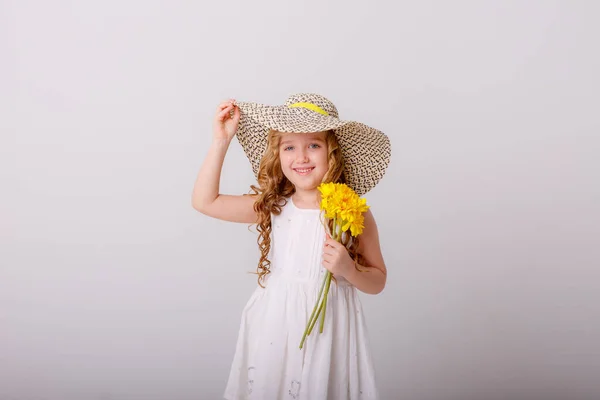 Ein Kleines Blondes Mädchen Mit Strohhut Und Einem Strauß Gelber — Stockfoto
