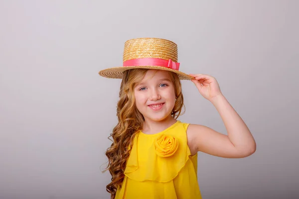 Retrato Chica Adorable Con Vestido Amarillo Sombrero Paja — Foto de Stock