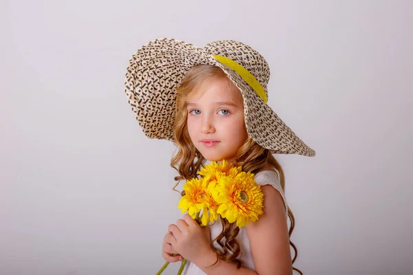 Una Niña Rubia Con Sombrero Paja Con Ramo Flores Amarillas — Foto de Stock