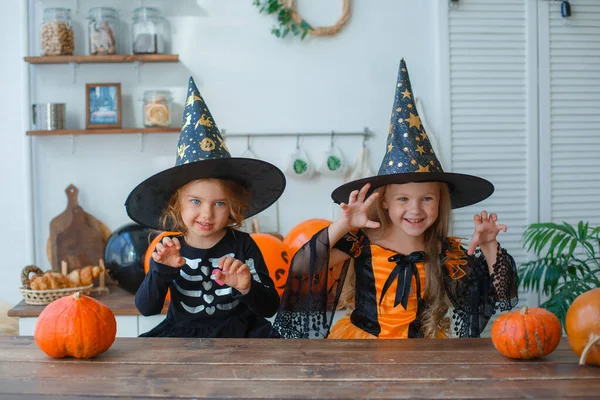 Dos Niñas Disfraz Bruja Para Asustar Halloween Cocina — Foto de Stock