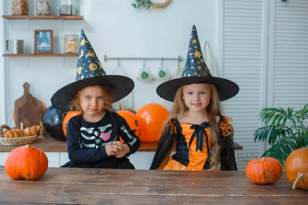 Dos Niñas Disfraz Bruja Para Asustar Halloween Cocina — Foto de Stock