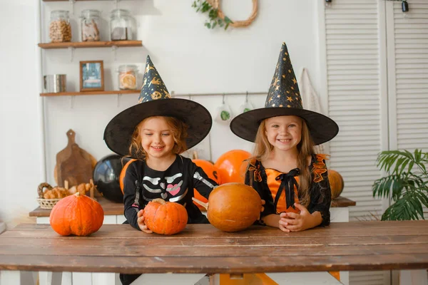 Due Bambine Posa Studio Indossando Costumi Halloween — Foto Stock